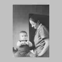 020-0065 Kapkeim. Frau Inge Lau mit ihrem Sohn .JPG